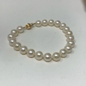 Angara, pearl with 14K closure.